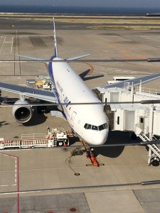 airport-703500_640