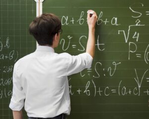 studente-che-scrive-sulla-lavagna