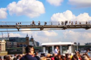 Quanto facilmente sono controllabili le interazioni sociali?