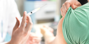 Teoria dei giochi svela che le informazioni sulla situazione locale migliorano l'efficacia delle campagne di vaccinazione