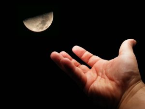 I “diti” e la luna: la strana narrazione e discussione intorno alla scuola di questi tempi
