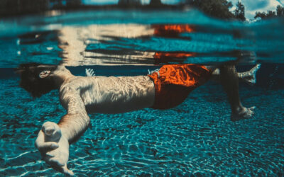 Scoperti i segreti del nuoto e dell’elasticità “asimmetrica”