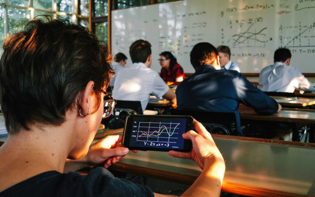 Cellulari in classe: vietare o accettare la sfida educativa?