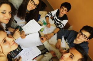 La Matematica non è più un “mestiere” per pochi: approvata la sperimentazione del Liceo Matematico students-slide